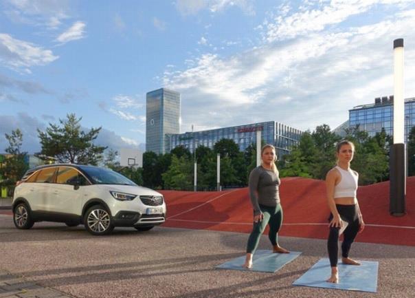 Fitness-Bloggerin Sophia Thiel (links) mit Influencerin Mady Morrison und dem Opel Crossland X.  Foto: Auto-Medienportal.Net/Opel